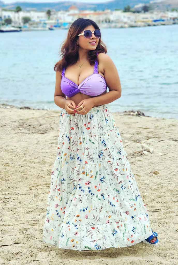 Maya Busty Escort